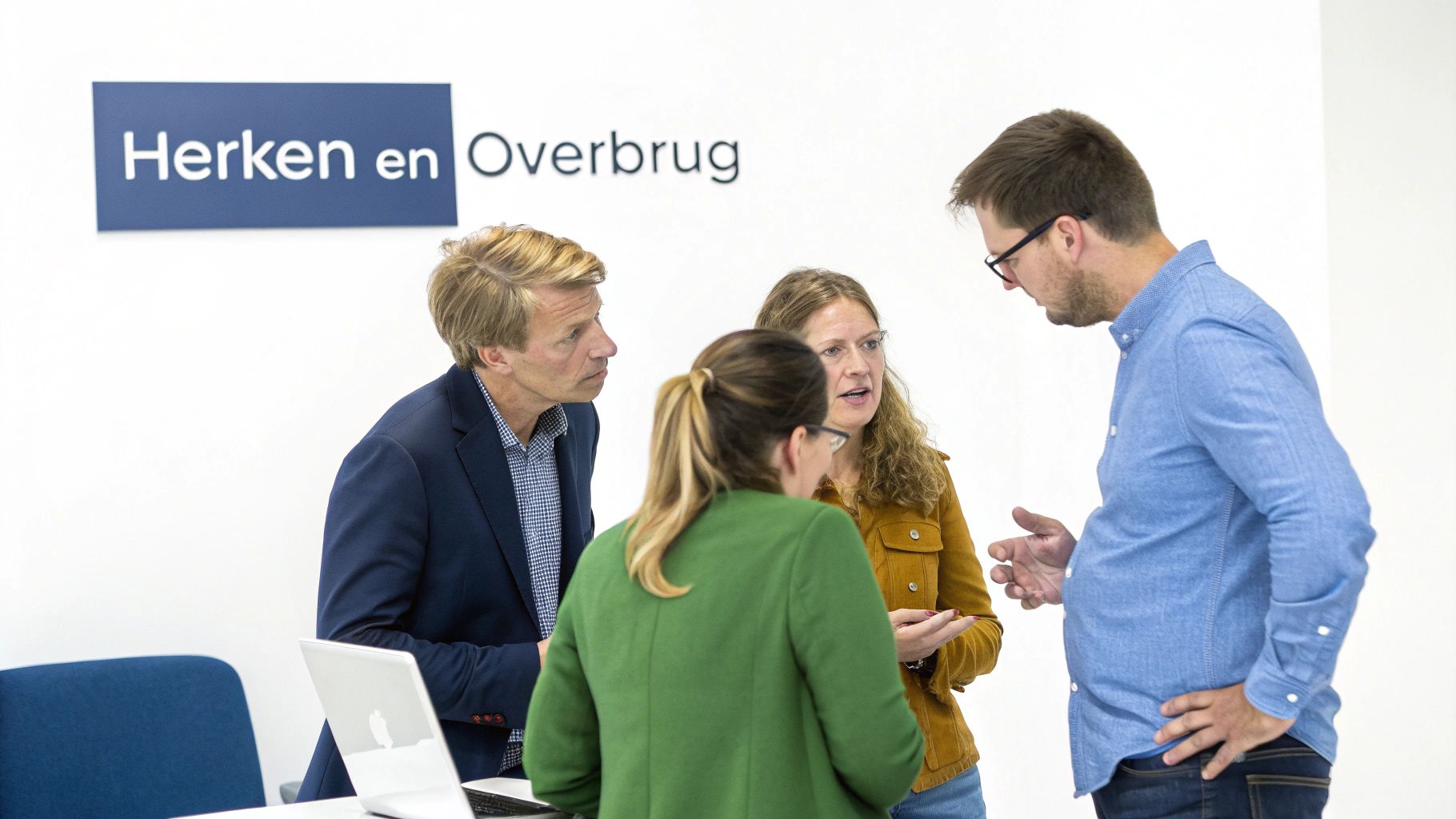 Vier professionals discussi&euml;ren tijdens een workshop of vergadering, met een laptop en Herken en Overbrug logo.