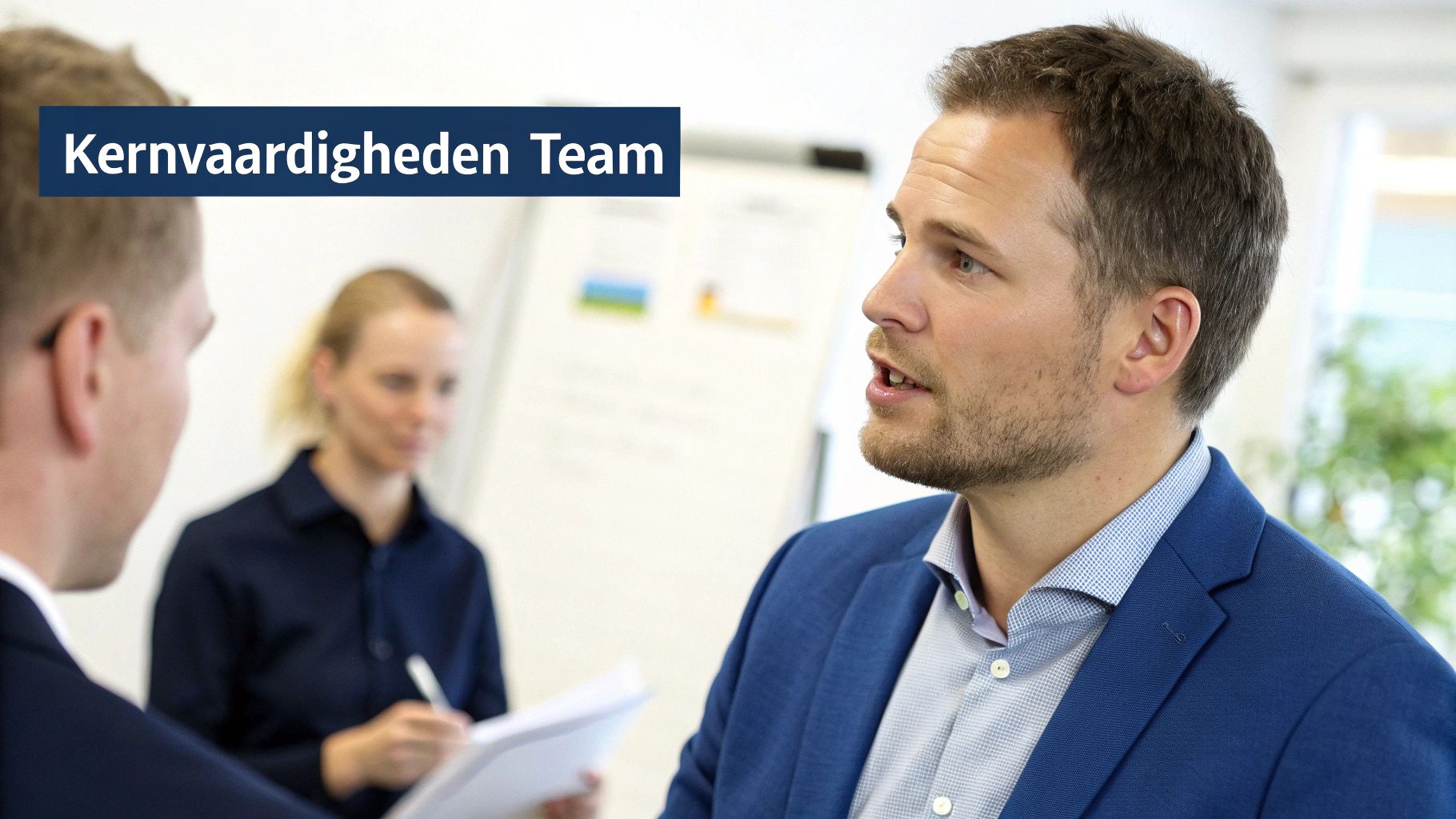 Een groep collega's in een interactieve workshopsetting, bezig met een oefening.