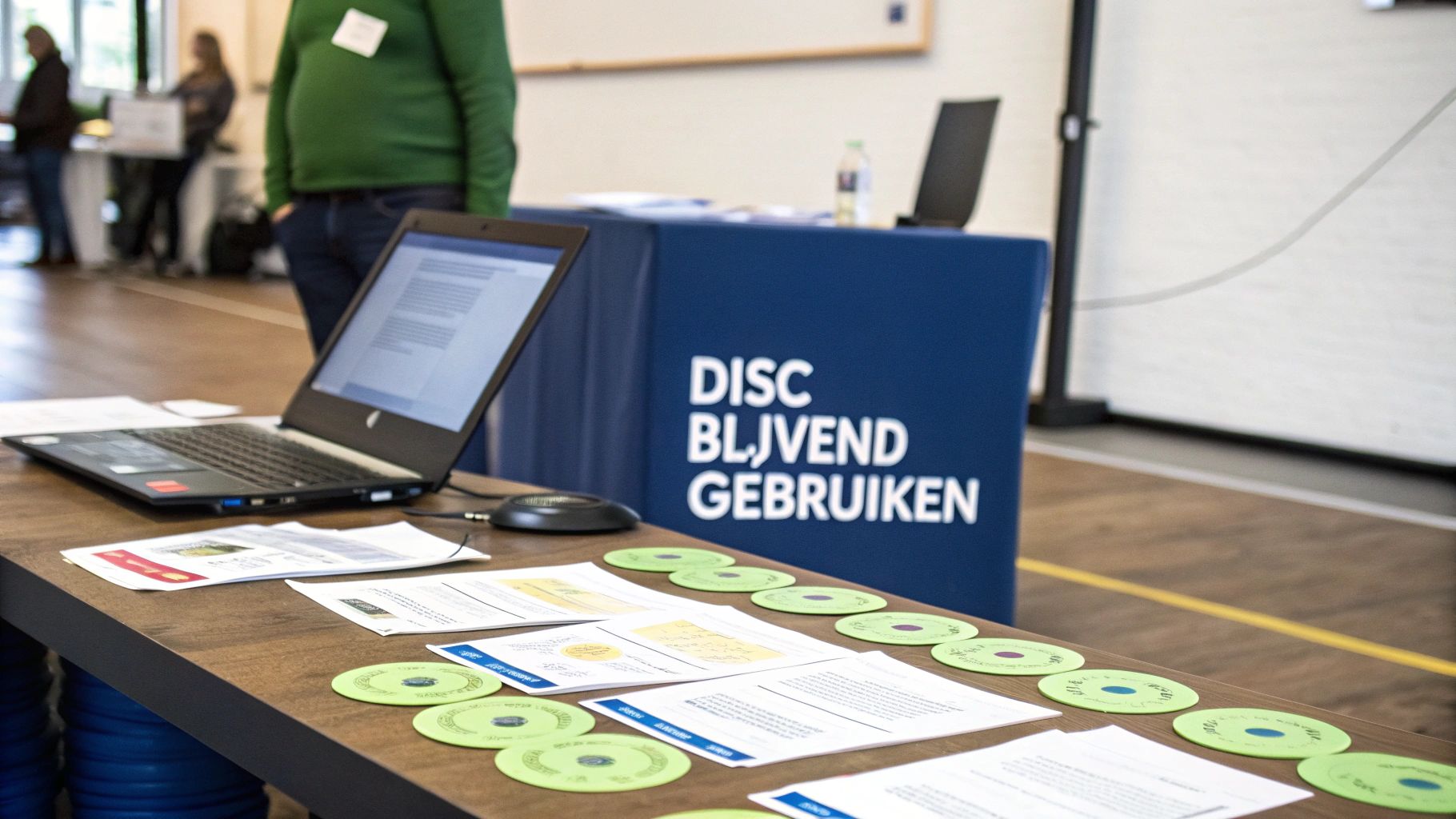 Een team dat samenwerkt en inzichten deelt, met DISC-materialen zichtbaar op tafel.