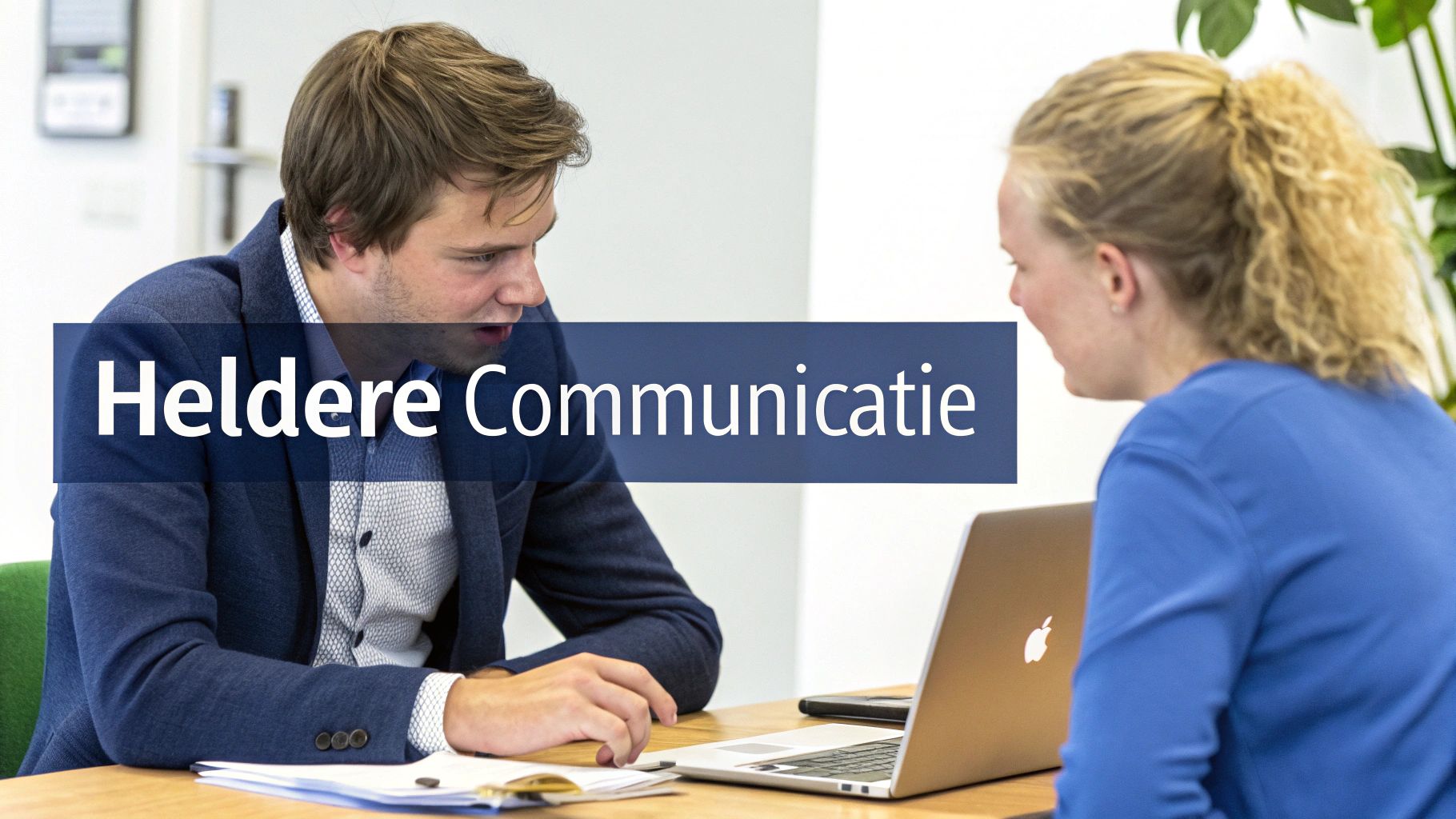 Een divers team in een open brainstormsessie, waarbij ze actief luisteren en ideeën uitwisselen.