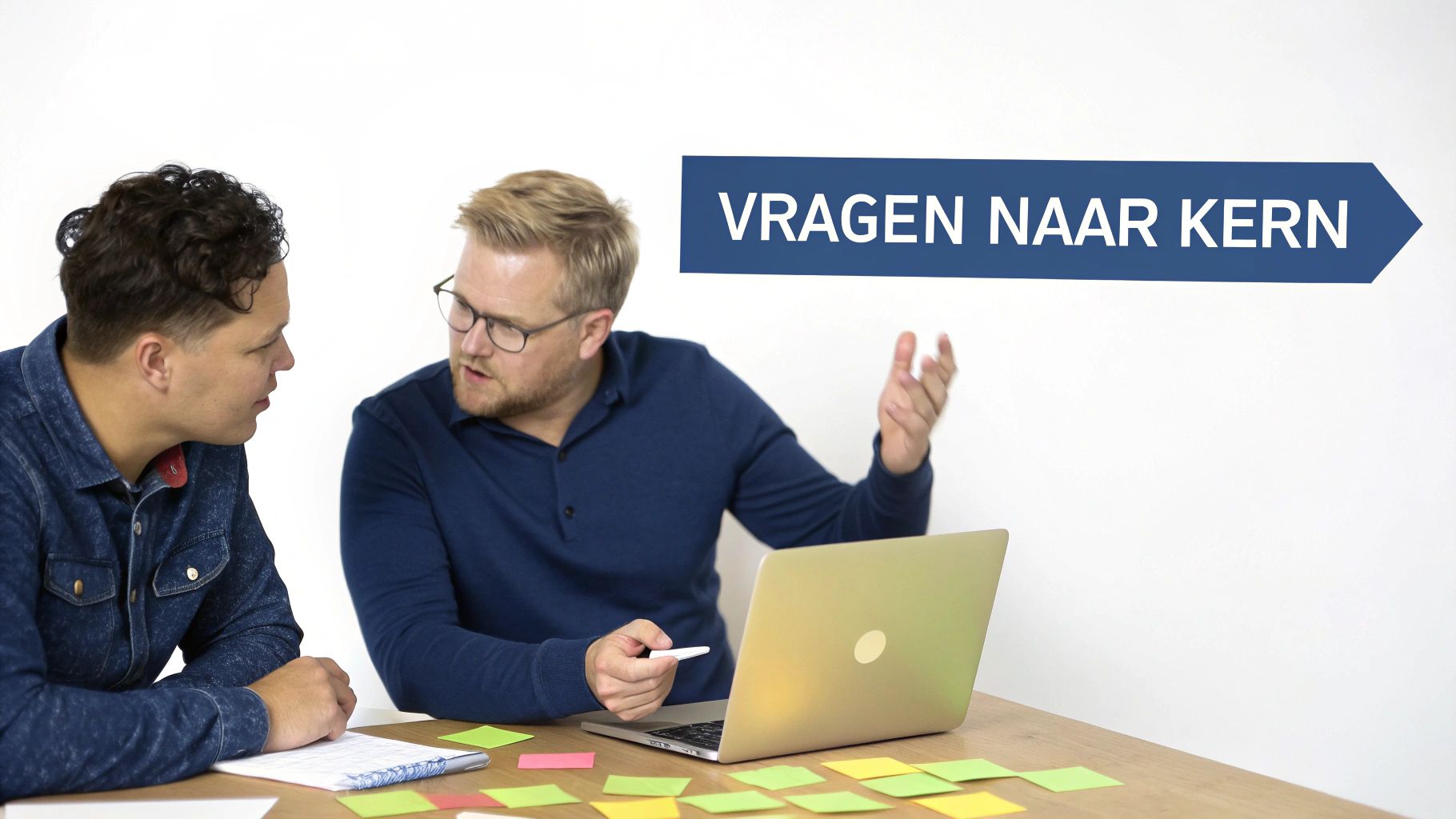 Iemand stelt een vraag in een zakelijke bijeenkomst, wat leidt tot een inzichtelijk moment.