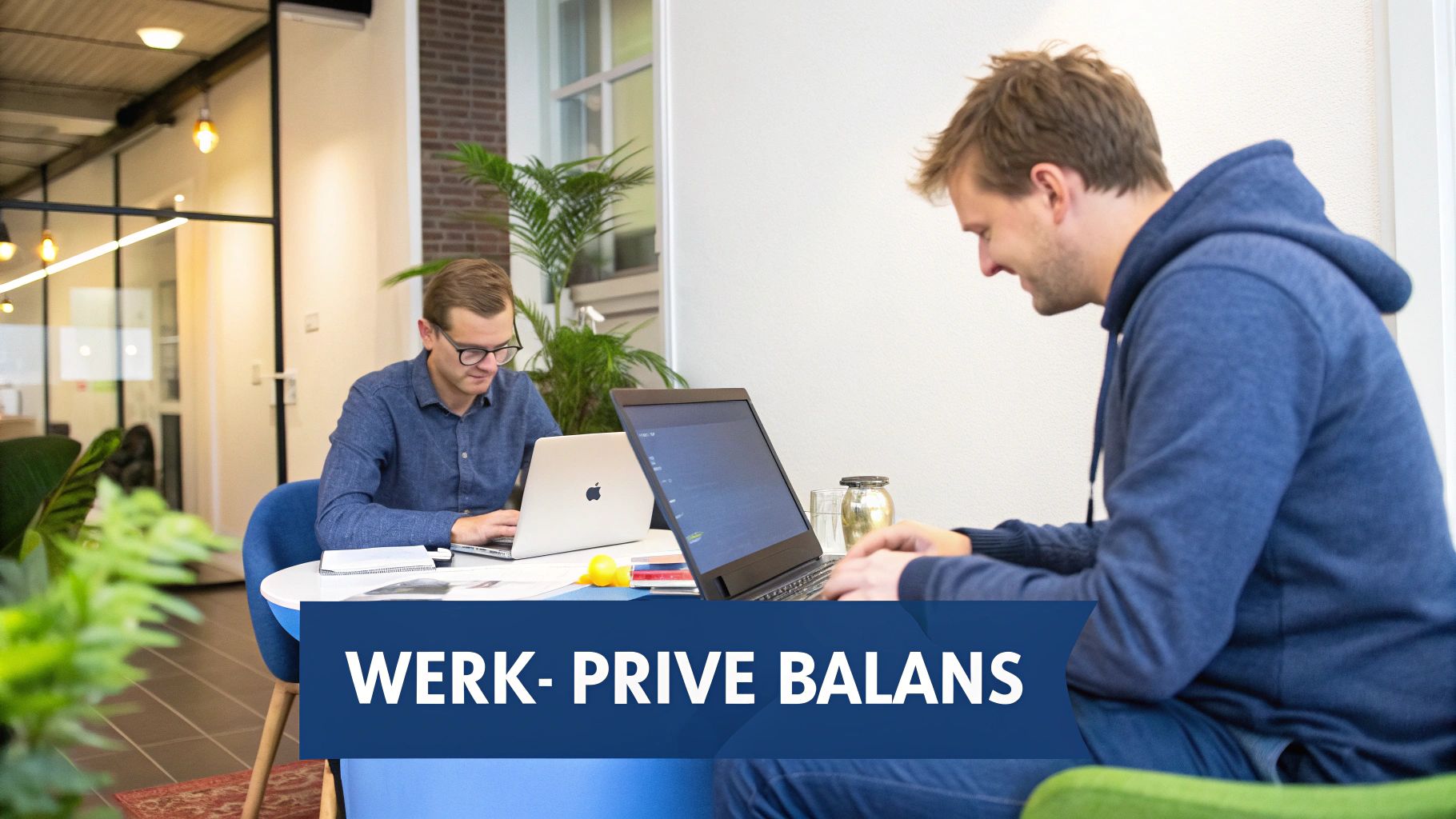 Een team dat ontspannen samenwerkt in een lichte, moderne ruimte, wat een goede werkbalans symboliseert.