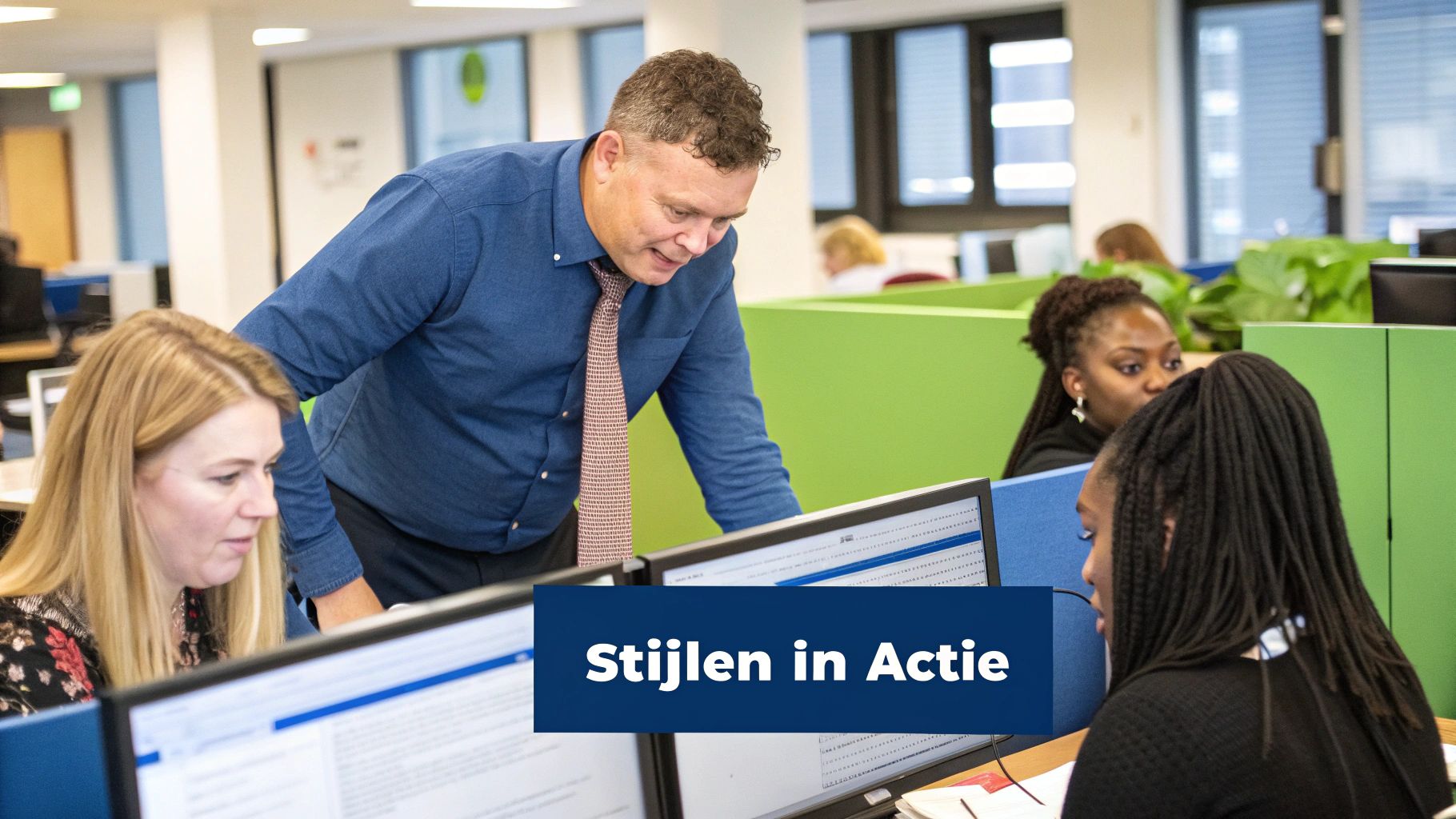 Een team dat samenwerkt in een moderne kantooromgeving