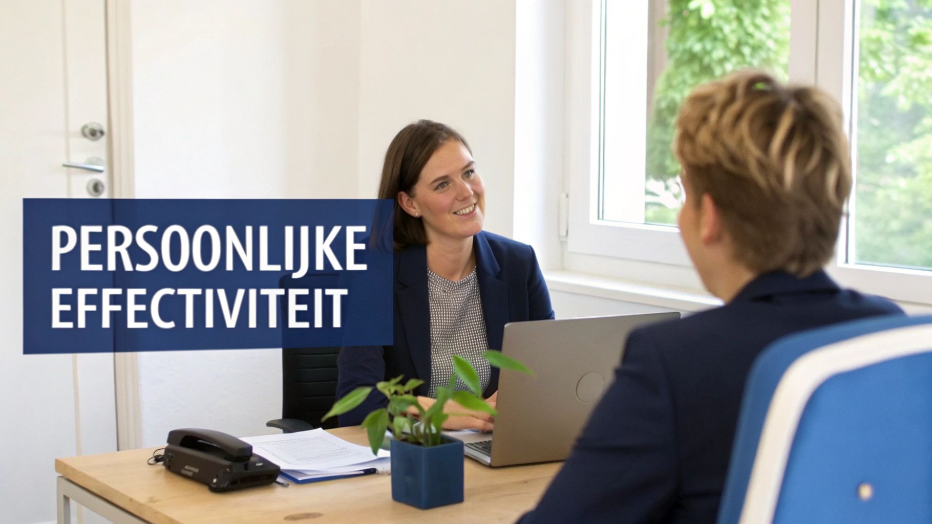 Professionele zakelijke ontmoeting tussen twee personen die persoonlijke effectiviteit en productiviteit bespreken op kantoor