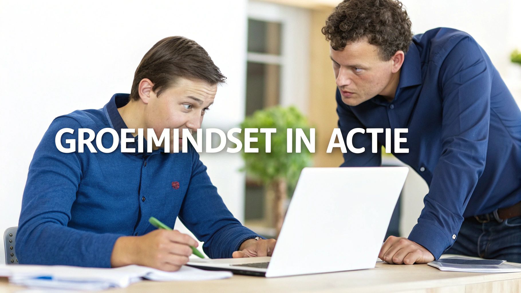 Groep collega's die samenwerken aan een project met een growth mindset