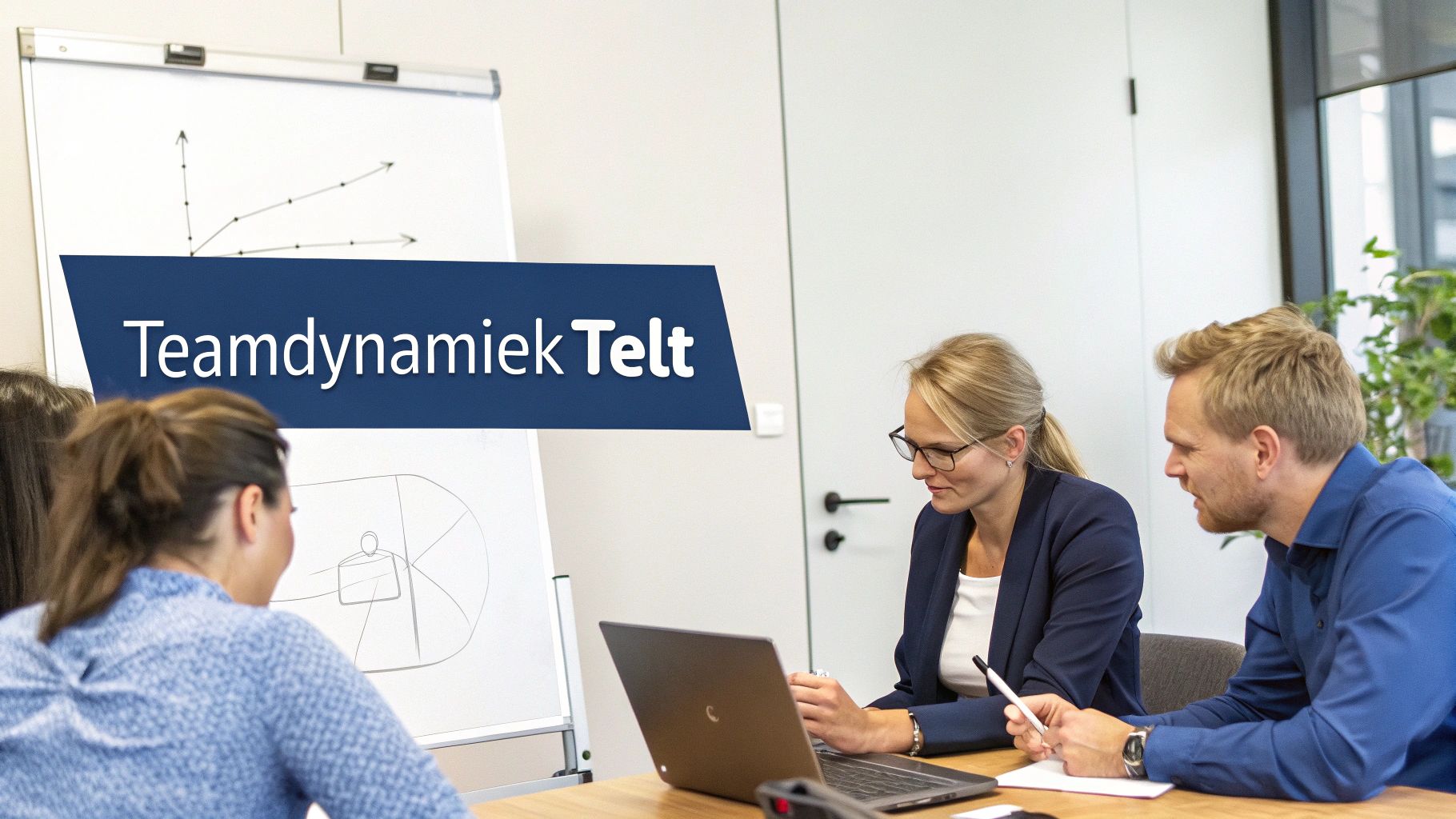 Een team dat effectief samenwerkt aan een bureau met post-its en grafieken