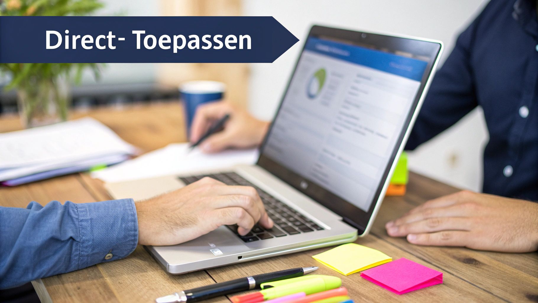 Twee personen werken aan een houten bureau, met een laptop, pennen en notities, onder het opschrift 'Direct- Toepassen'.