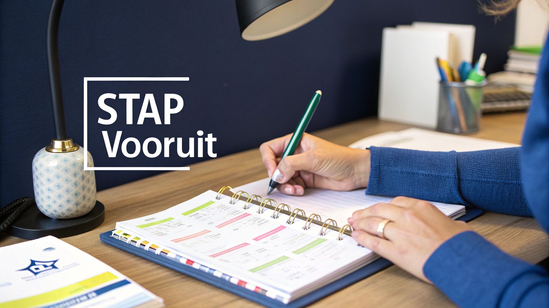 Een persoon die aantekeningen maakt in een notitieboek, symbool voor zelfreflectie en het plannen van de ontwikkeling van persoonlijk leiderschap.