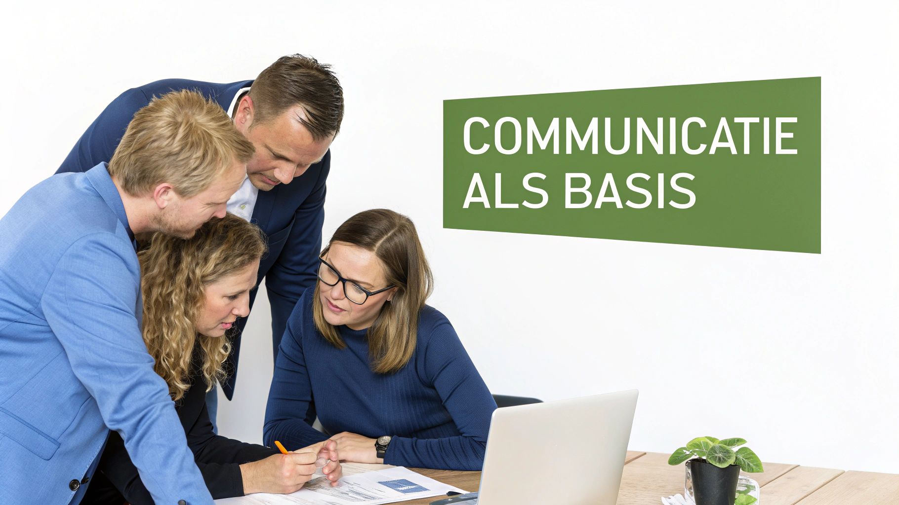 Vier collega's werken samen aan een tafel, waarbij communicatie centraal staat als basis voor succes.