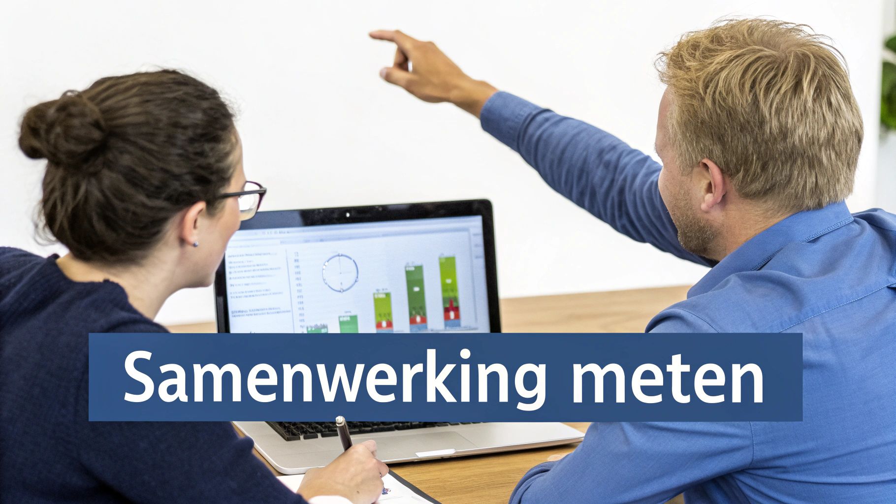 Een team dat naar grafieken op een dashboard kijkt, wat het meten van succes en vooruitgang symboliseert.