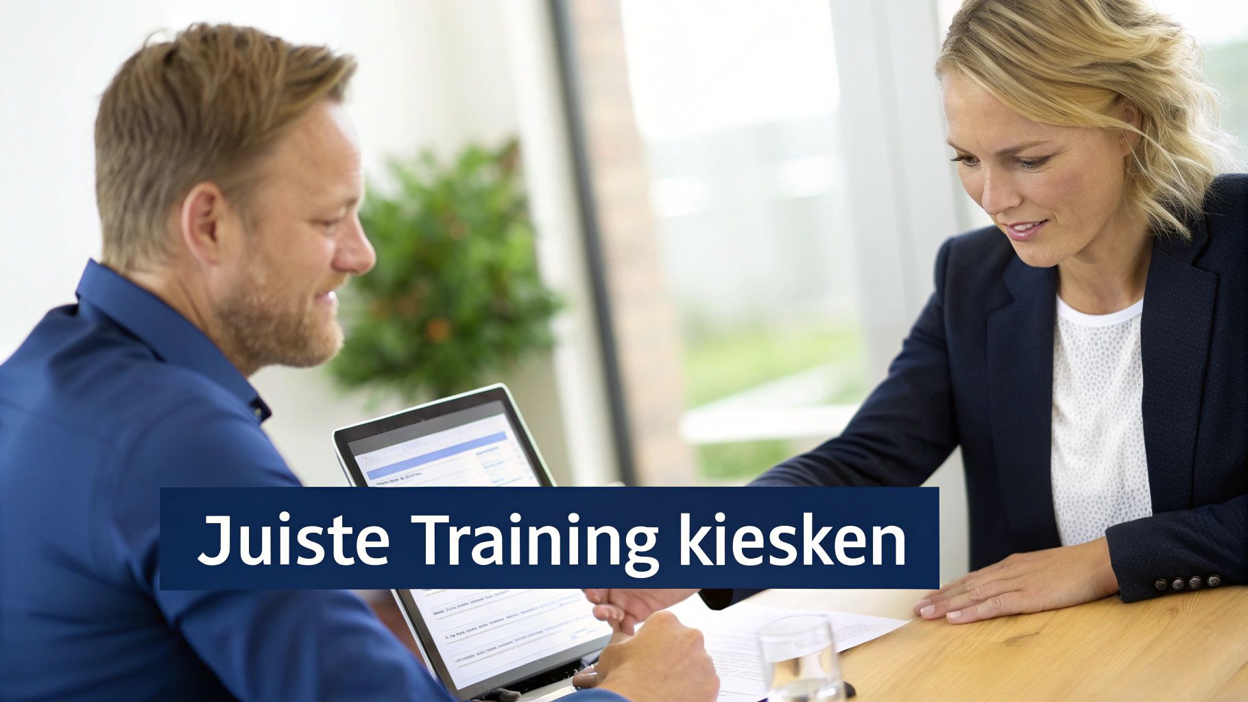 Man en vrouw overleggen over 'Juiste Training kiezen' bij een laptop op tafel.