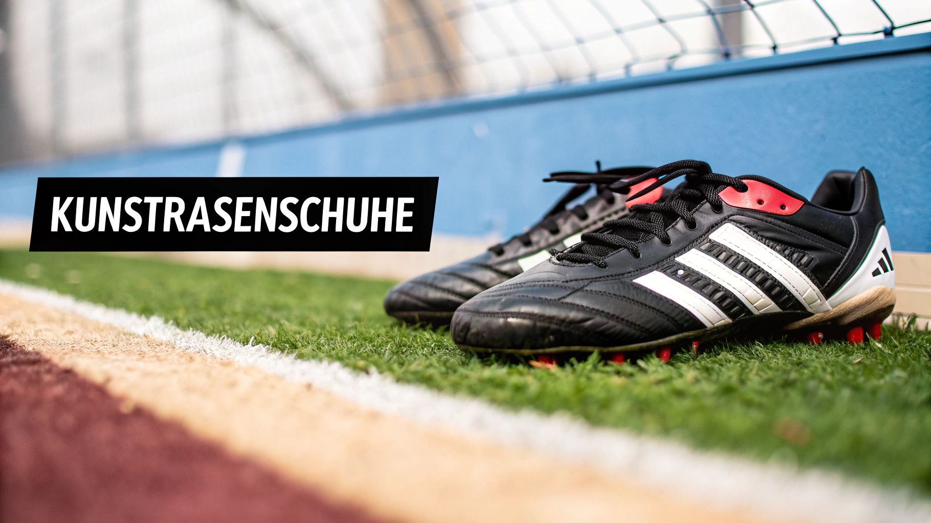 Ein Authentic- und ein Replica-Fußballtrikot liegen nebeneinander, um die feinen Unterschiede in Material und Schnitt hervorzuheben.