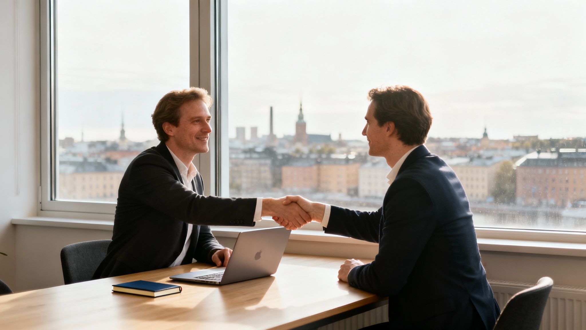 En grupp människor som samarbeta kreativt på ett kontor i Stockholm.