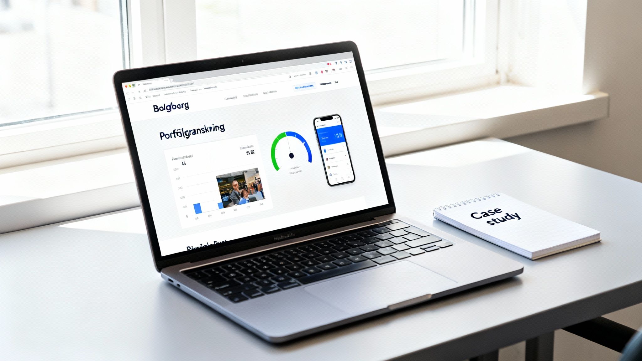 Laptop med Bolgberg-app på skärmen och anteckningsbok med texten 'Case study' på ett skrivbord.