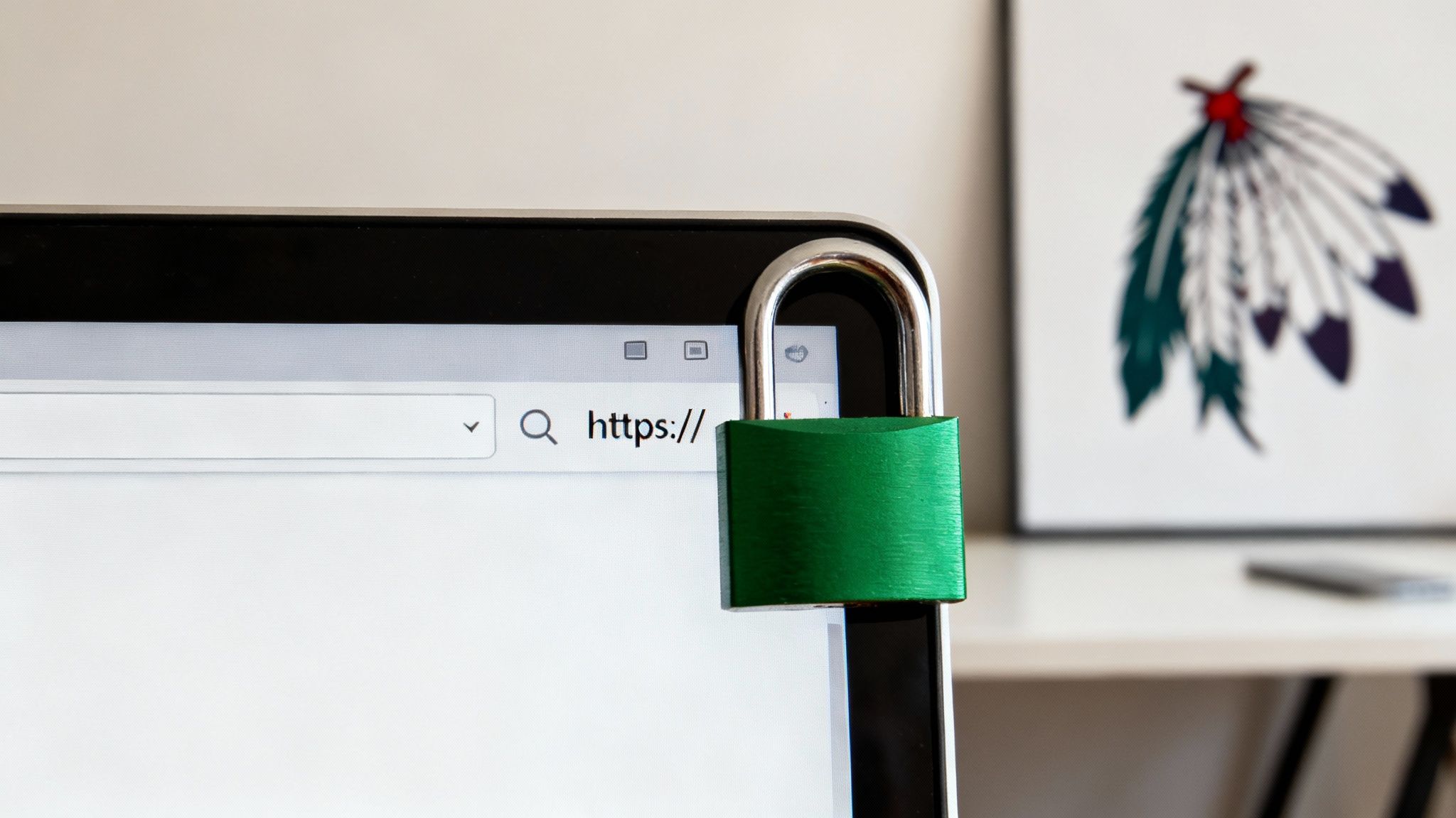 Candado verde sobre pantalla de computadora mostrando conexión HTTPS segura con certificado SSL