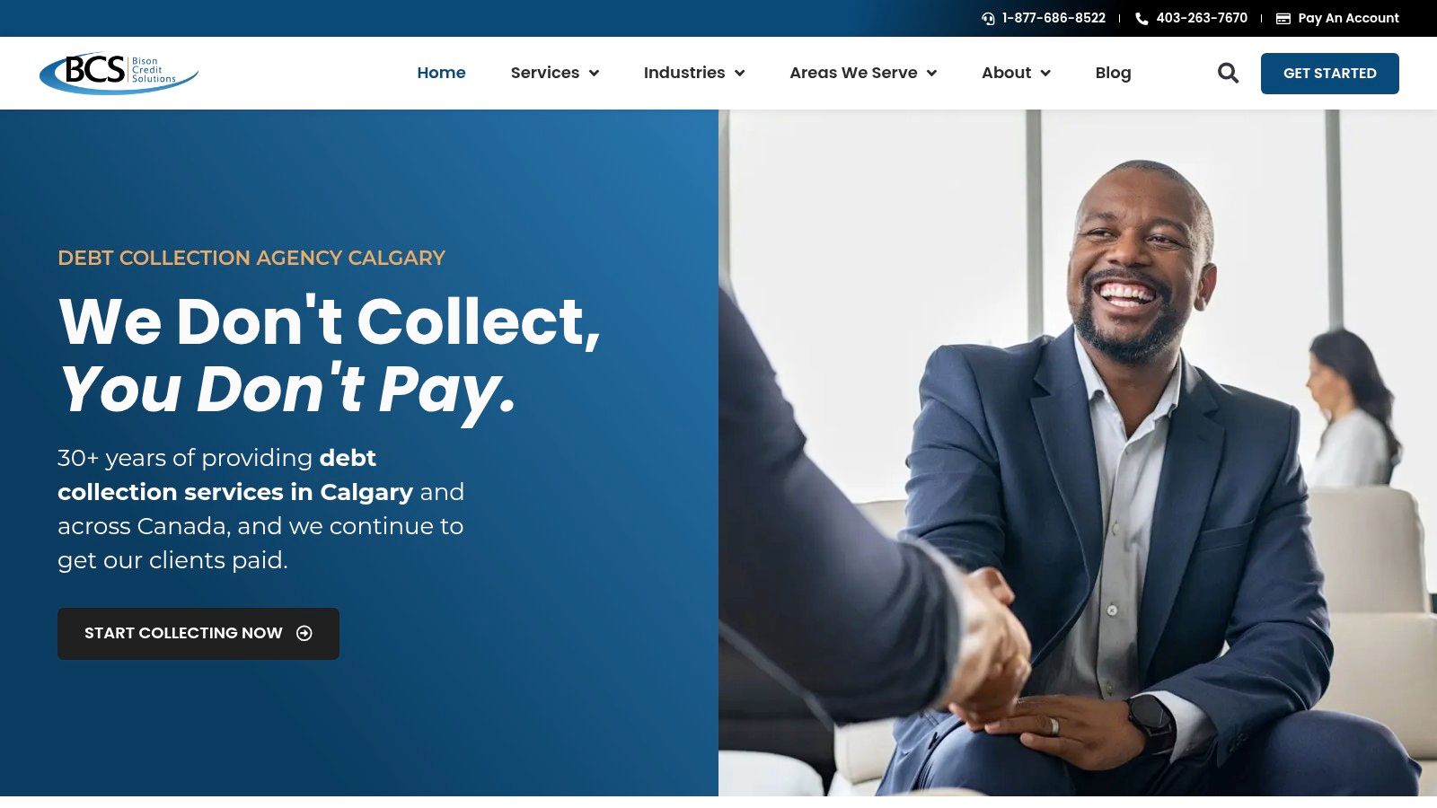 Un homme d'affaires et un représentant de Bison Credit Solutions se serrent la main, symbolisant un partenariat réussi pour le recouvrement de créances à Calgary.