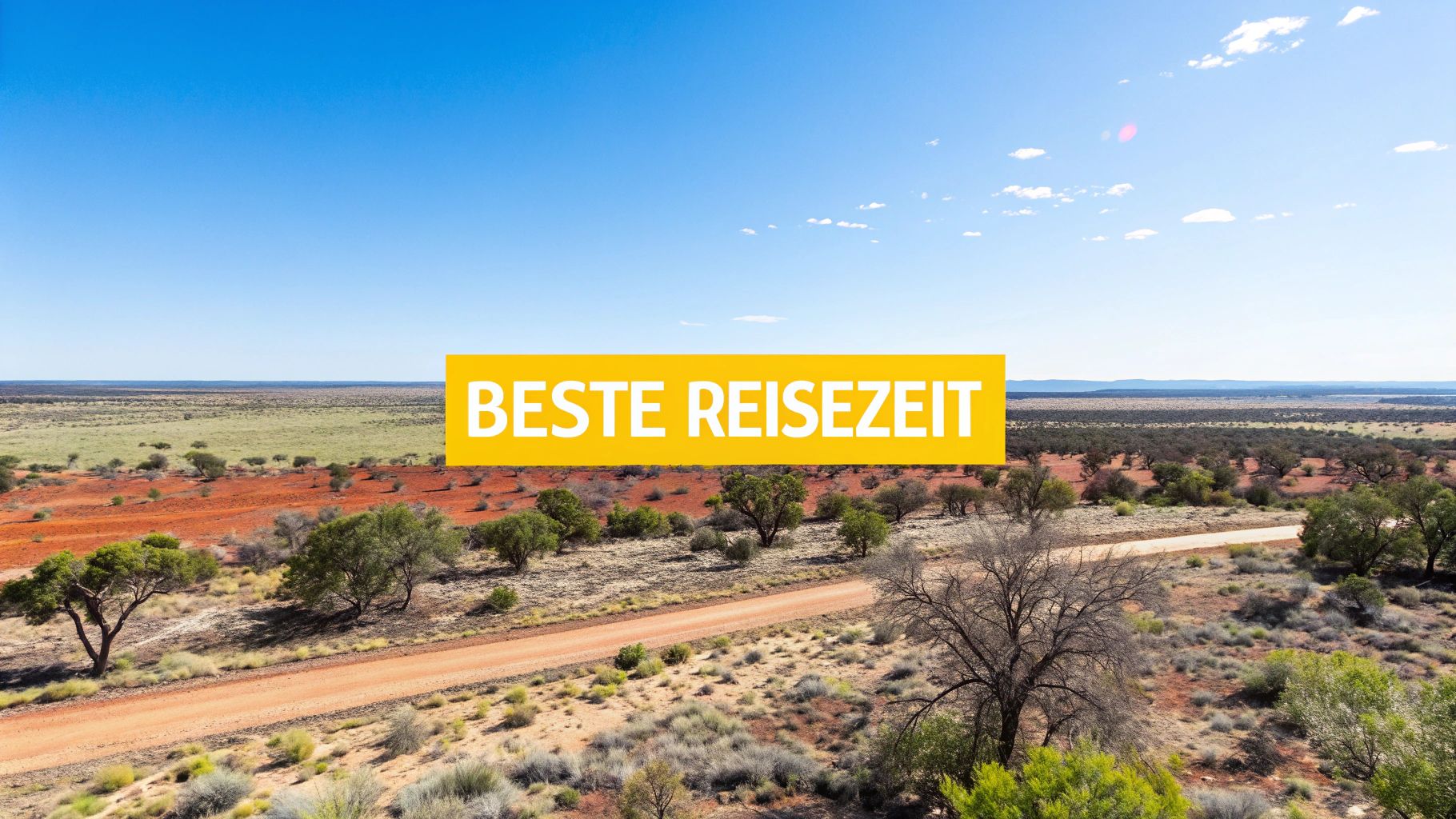 Eine Person steht vor einer dramatischen Felsformation an der australischen Küste bei Sonnenuntergang.