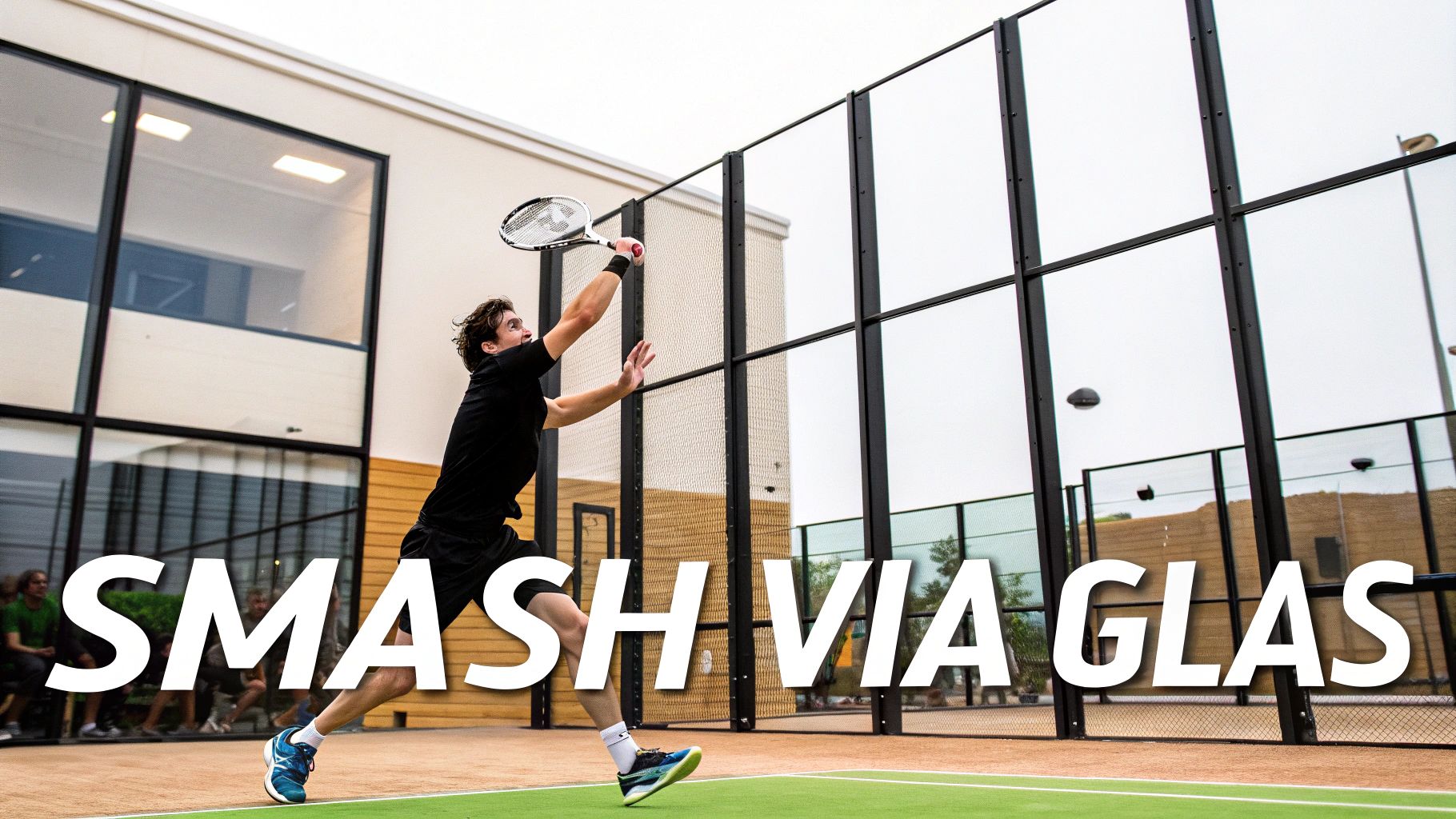 Man speelt padel en slaat de bal tegen de glazen wand tijdens een dynamische smash.
