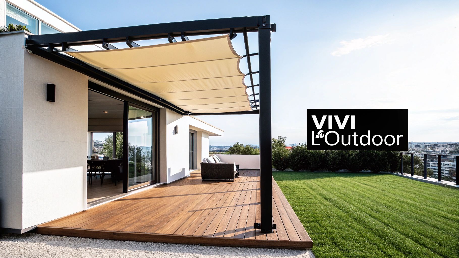 Una moderna pergola nera con tenda scorrevole beige su un terrazzo in legno, con prato verde e vista sulla città.