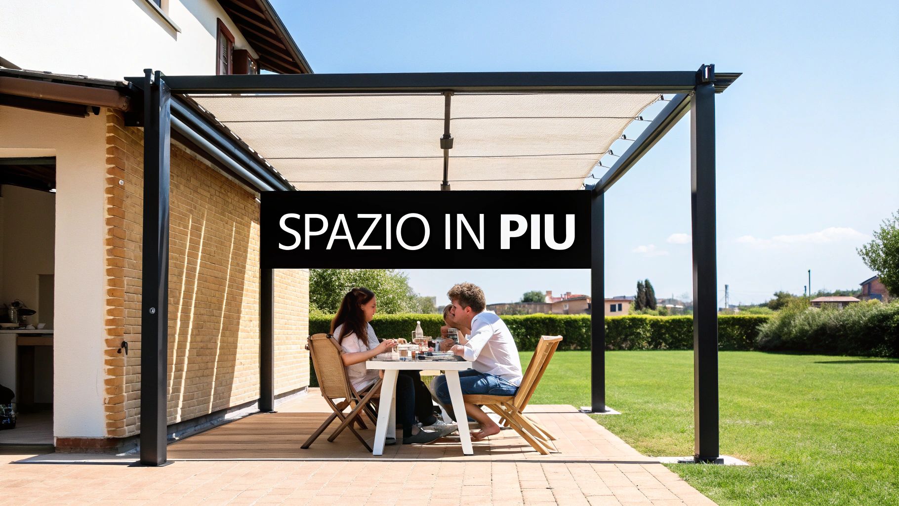 Coppia cena sotto una moderna pergola con tenda scorrevole in un giardino soleggiato, offrendo spazio extra.