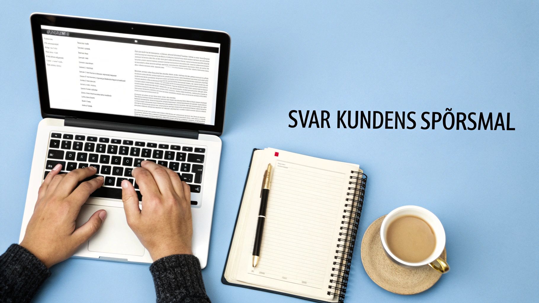 En person skriver på en bærbar datamaskin ved et skrivebord med en notatbok og kaffekopp. Teksten sier 'SVAR KUNDENS SPØRSMÅL'.