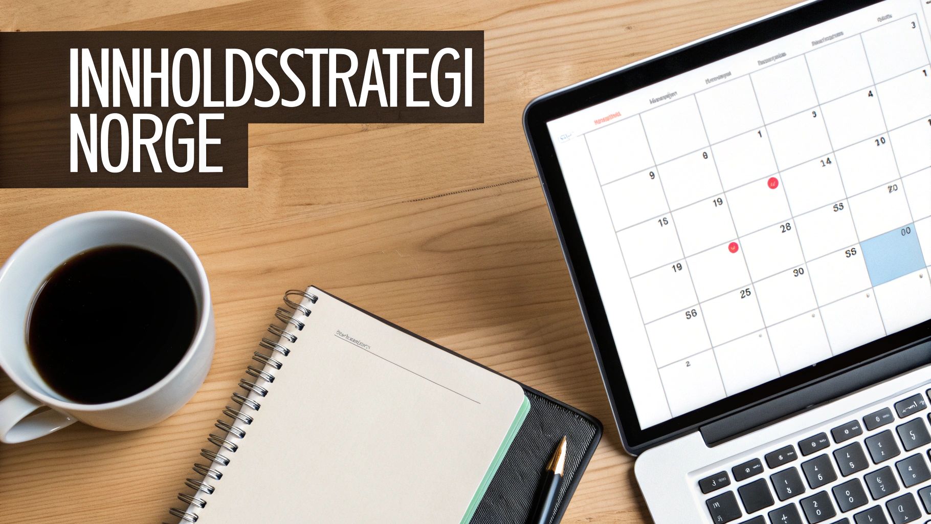 Bilde av en arbeidsplass med laptop som viser kalender, kaffekopp, notatbok og pen. Tekst: INNHOLDSSTRATEGI NORGE.