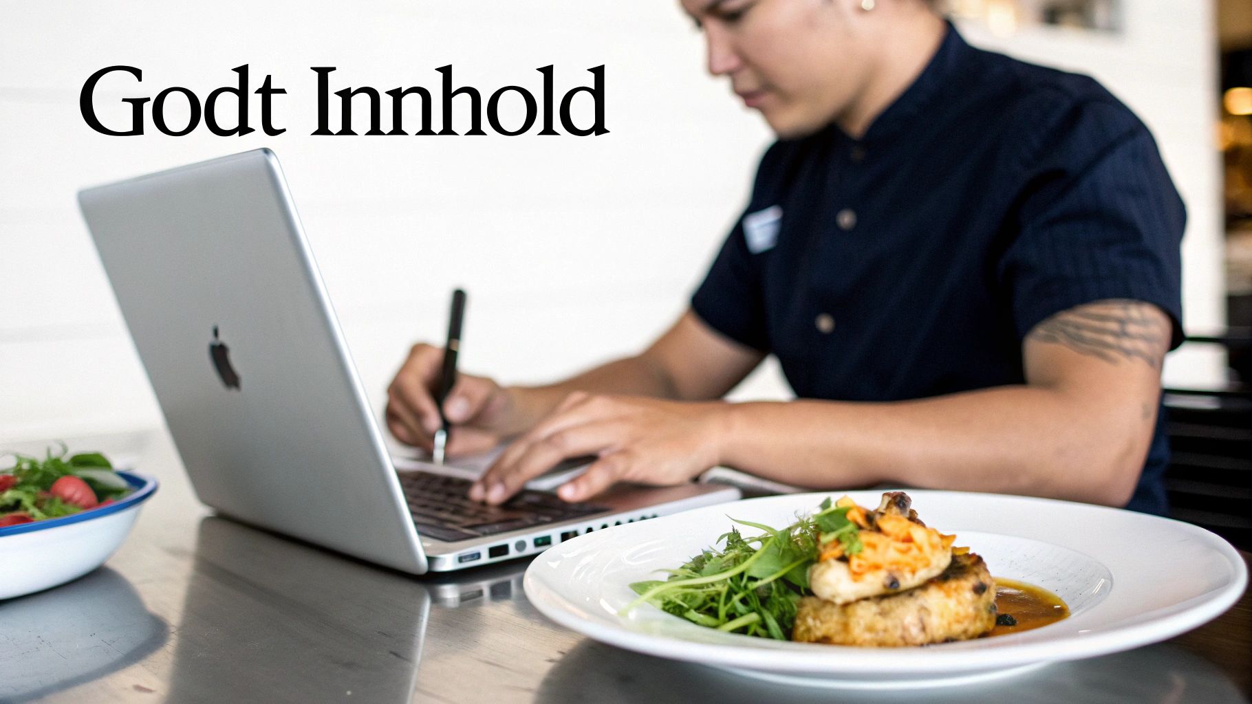 En person jobber konsentrert på en bærbar PC og skriver med en penn, med ferdige matretter på bordet og teksten "Godt Innhold".