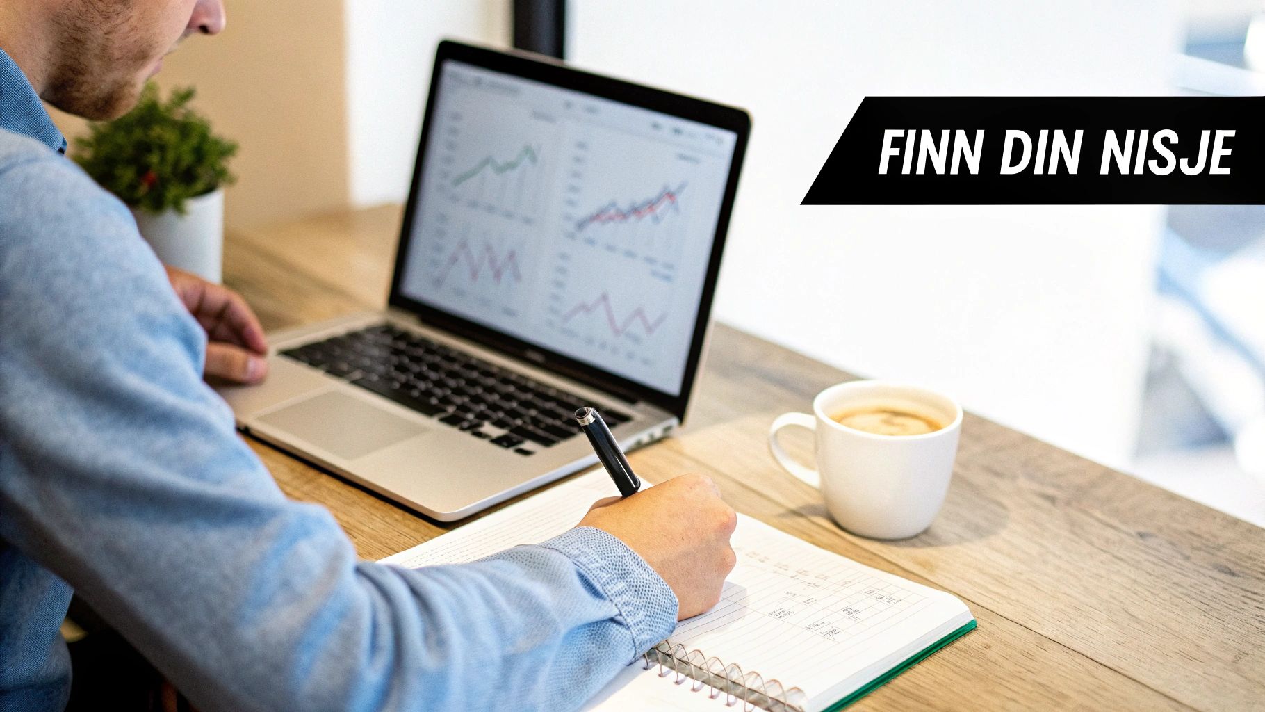 En person jobber ved en bærbar datamaskin med grafer, skriver i en notatbok og drikker kaffe, med teksten 'Finn din nisje'.
