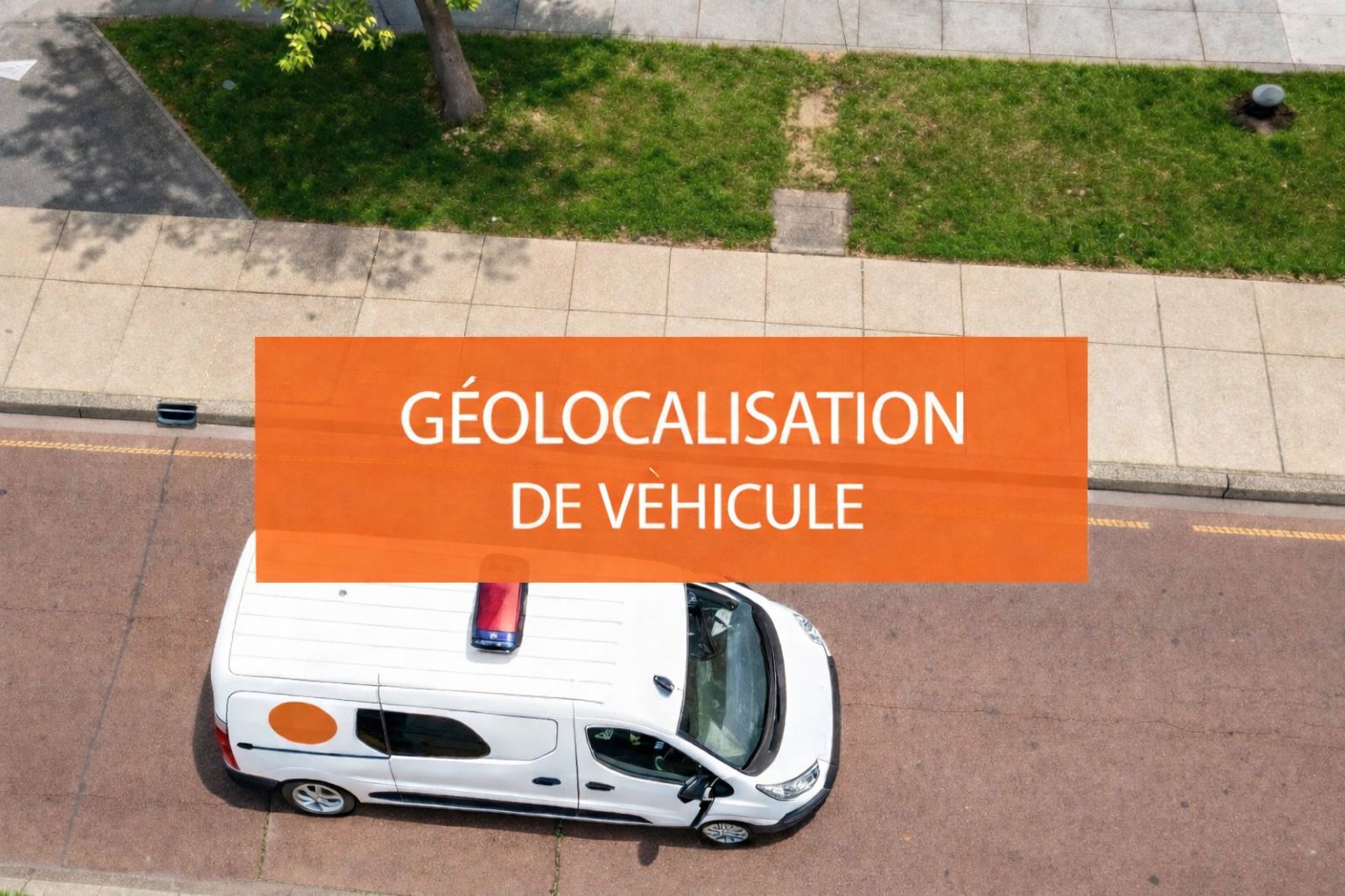 Vue aérienne d'une camionnette blanche circulant sur une route, avec un encadré orange affichant "GÉOLOCALISATION DE VÉHICULE".