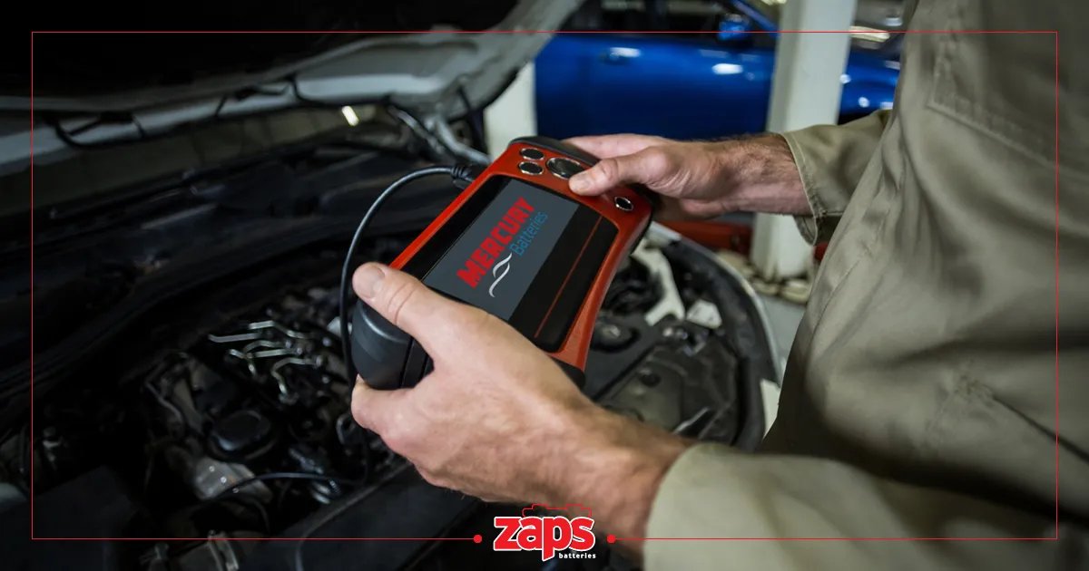 Ένας μηχανικός ελέγχει τον κινητήρα ενός αυτοκινήτου χρησιμοποιώντας ένα διαγνωστικό εργαλείο Mercury Batteries.