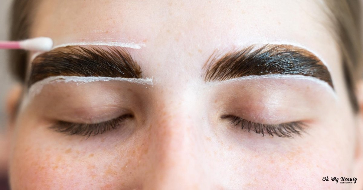 Γυναίκα με τέλεια φρύδια μετά από brow lamination