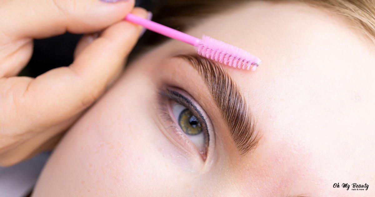 Γυναίκα που δέχεται περιποίηση φρυδιών brow lamination σε σαλόνι ομορφιάς