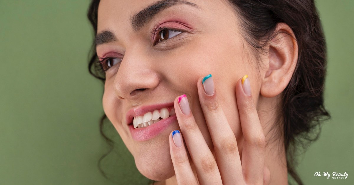 8 Ακαταμάχητα Γαλλικά Νύχια Σχέδια που θα Λατρέψεις το 2025 Χρωματιστό Γαλλικό Μανικιούρ