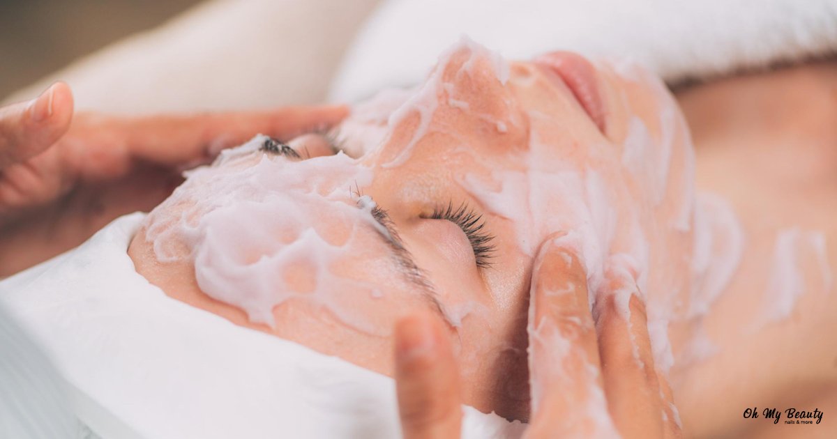 Οδηγός για τέλειο καθαρισμό προσώπου και λαμπερή επιδερμίδα γυναίκα που δέχεται καθαρισμό προσώπου από αισθητικό