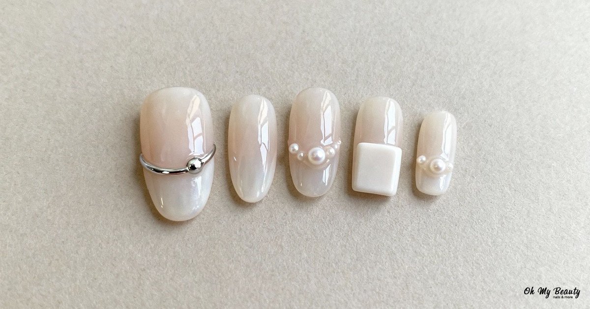 Νύχια: Ο Απόλυτος Οδηγός για Τέλειο Μανικιούρ το 2025 Κομψά νύχια με μοντέρνο σχέδιο που αντιπροσωπεύει τις νέες τάσεις