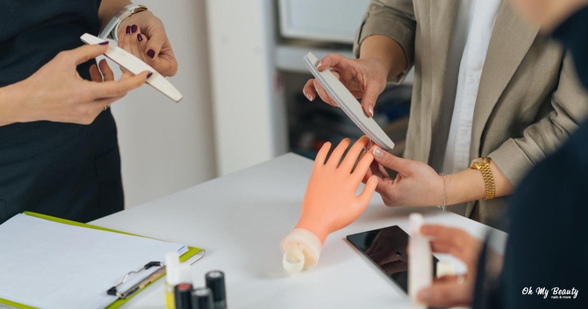 Σεμινάρια νυχιών τιμές: Ο απόλυτος οδηγός για μια έξυπνη επένδυση Εκπαιδεύτρια δείχνει τεχνική nail art σε μαθήτρια σε σεμινάριο νυχιών.