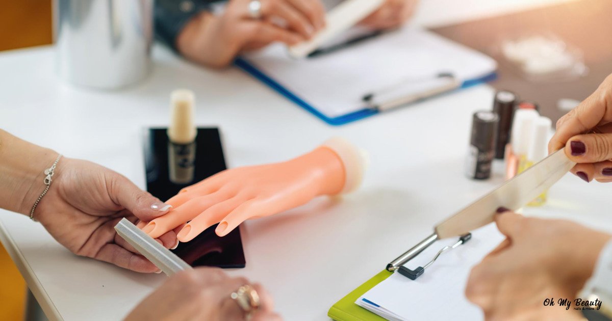 Σεμινάρια νυχιών τιμές: Ο απόλυτος οδηγός για μια έξυπνη επένδυση Μαθήτριες εξασκούνται σε τεχνική νυχιών υπό την επίβλεψη εκπαιδευτριας.