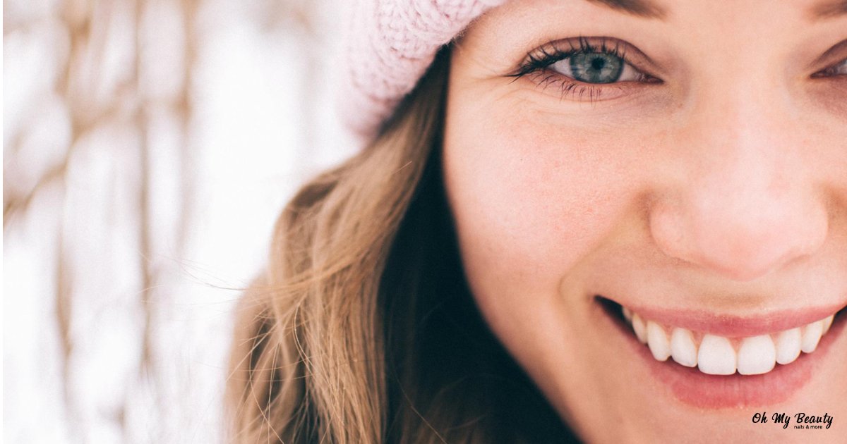 Lash Lift Τι Είναι; O Απόλυτος Οδηγός για Τέλειες Βλεφαρίδες Γυναίκα με τέλειες βλεφαρίδες μετά από lash lift που χαμογελάει και είναι ευτυχισμένη.