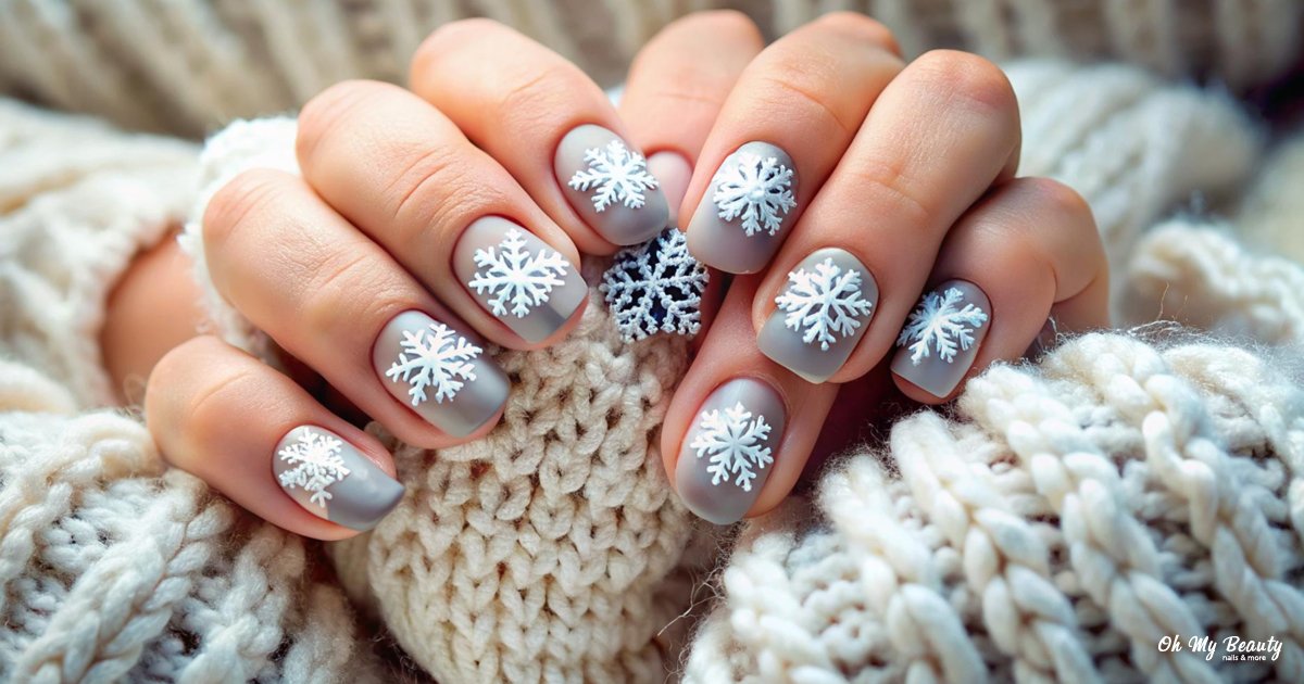 Χριστουγεννιάτικα νύχια άσπρα: Οι πιο κομψές ιδέες για τις γιορτές χριστουγεννιατικα νυχια ασπρα με γκρι βαση και νιφαδες χιονιου