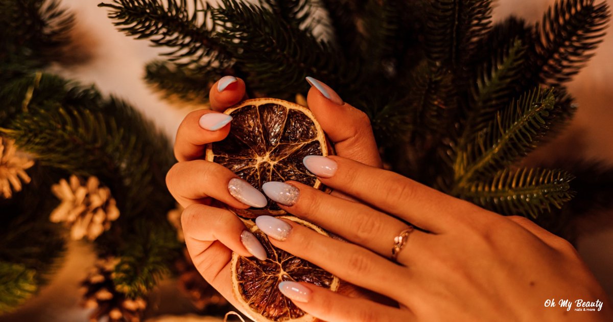 Χριστουγεννιάτικα νύχια άσπρα: Οι πιο κομψές ιδέες για τις γιορτές χριστουγεννιατικα νυχια ασπρα σε δέντρο χριστουγεννιάτικο