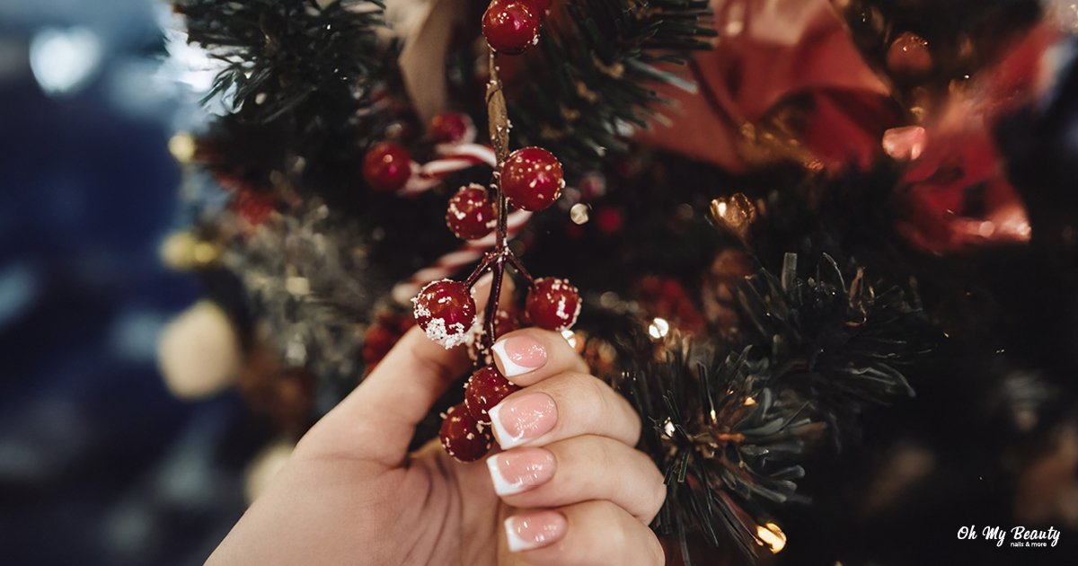 Χριστουγεννιάτικα νύχια άσπρα: Οι πιο κομψές ιδέες για τις γιορτές νυχια γαλλικο χριστουγεννατικα νυχια ασπρο που κρατάει γκι