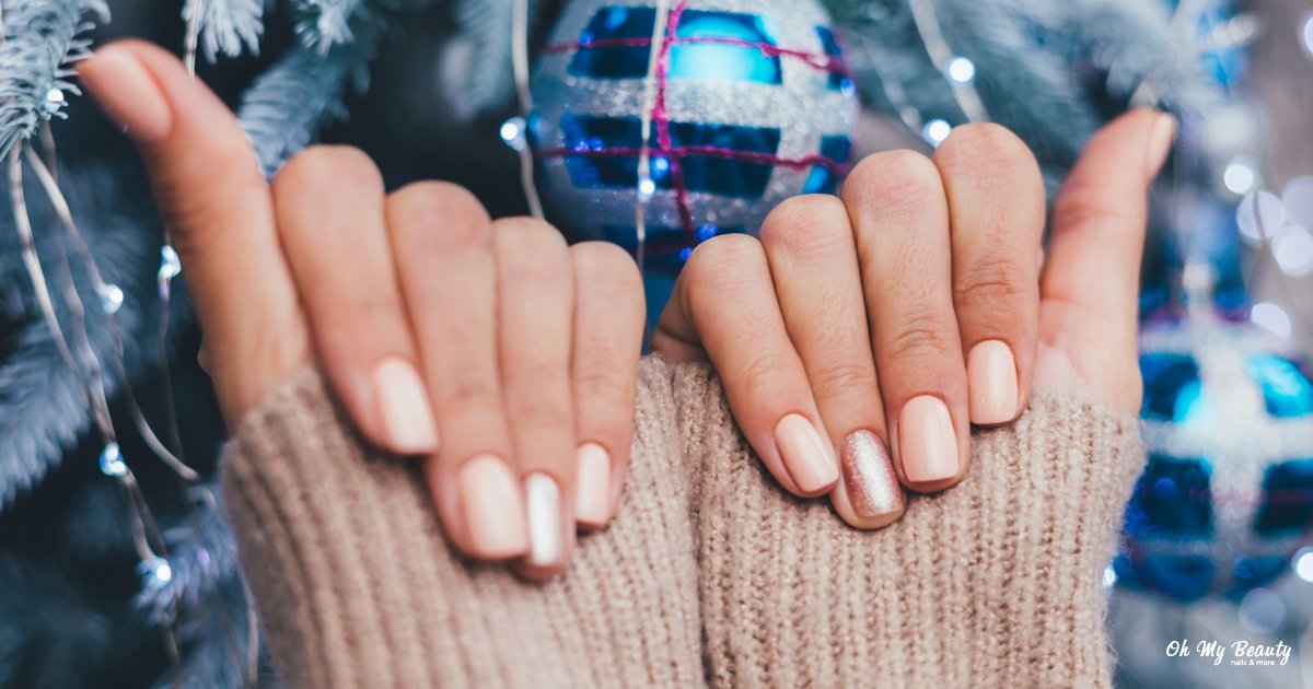 Χριστουγεννιάτικα νύχια άσπρα: Οι πιο κομψές ιδέες για τις γιορτές νύχια γιορτινά για χριστούγεννα με glitter