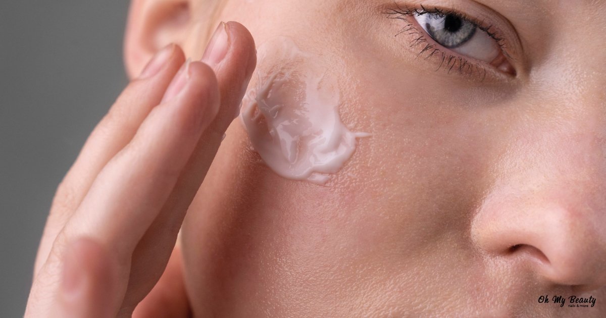 Καλύτερο primer προσώπου: Ο Απόλυτος Οδηγός για Τέλεια Βάση Γυναίκα εφαρμόζει primer προσώπου με τα δάχτυλά της για λεία βάση μακιγιάζ