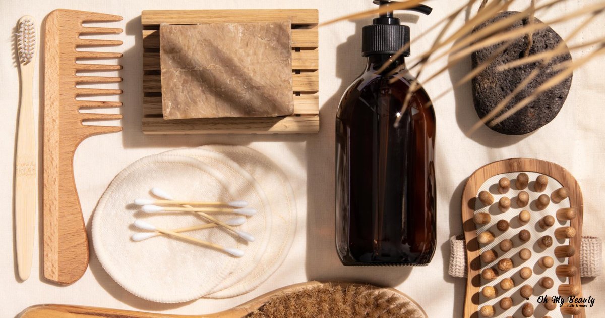 Τα Καλύτερα Προϊόντα για Σγουρά Μαλλιά που θα Λατρέψεις Προϊόντα περιποίησης μαλλιών και εργαλεία ομορφιάς τοποθετημένα σε μπεζ επιφάνεια