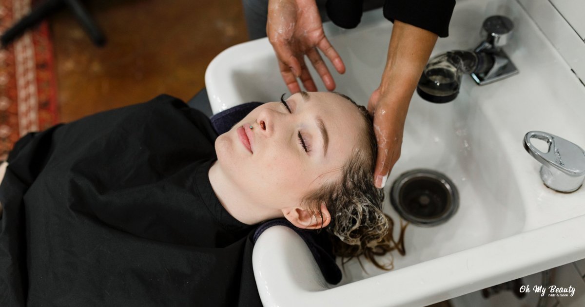 Θεραπεία Κερατίνης: Ο Απόλυτος Οδηγός για Λεία Μαλλιά Γυναίκα δέχεται θεραπεία κερατίνης στα μαλλιά της σε κομμωτήριο με χέρια κομμωτή