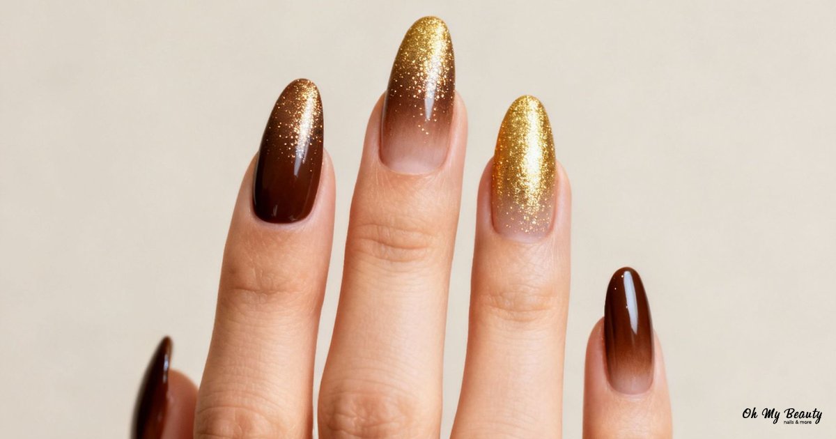 Νύχια καφέ με χρυσό: 6 Ιδέες για το 2025 Μανικιούρ με καφέ και χρυσό γκλίτερ σε ομπρέ εφέ σε μακριά νύχια αμυγδαλωτά