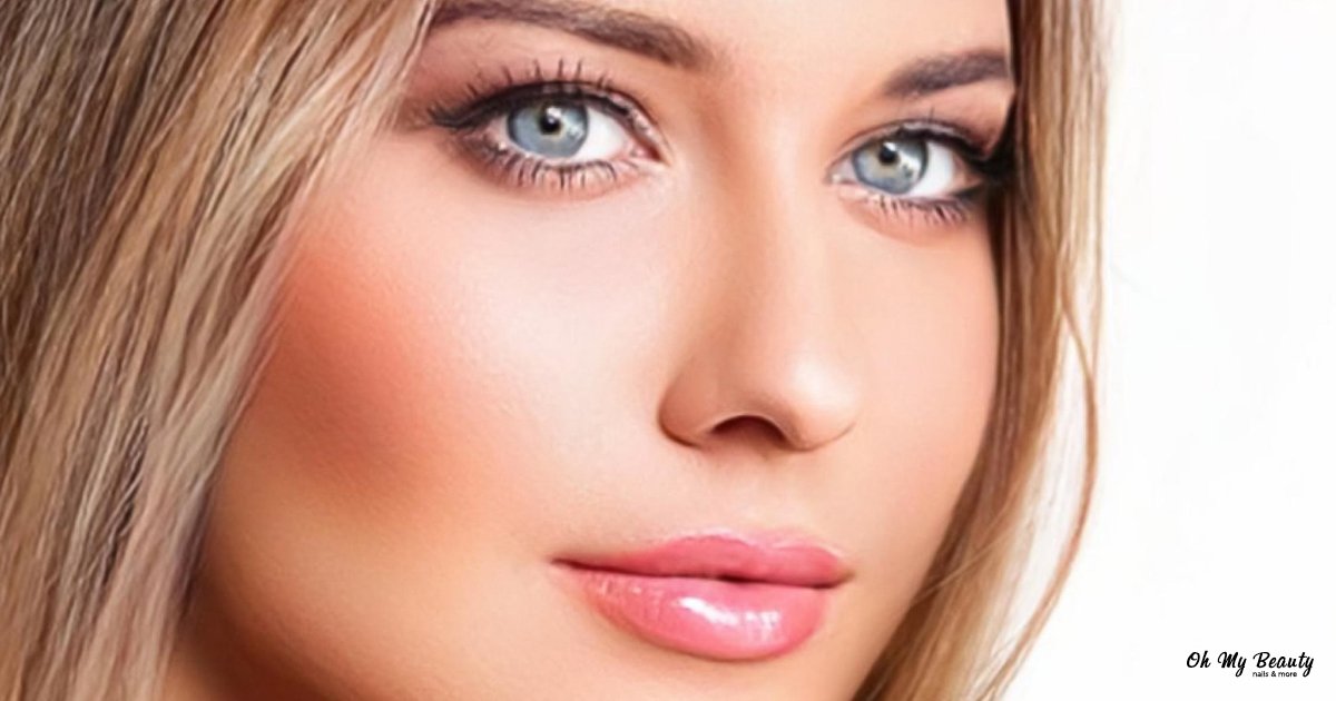 Lash Lift: Ο Απόλυτος Οδηγός για Τέλειο Βλέμμα Κοντινό πλάνο στο όμορφο πρόσωπο μιας γυναίκας με μπλε μάτια και λαμπερά χείλη.