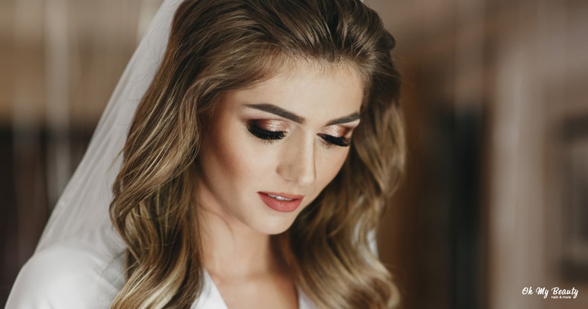 Ρομαντικό Νυφικό Μακιγιάζ: Ο Απόλυτος Οδηγός για το 2026 Κοντινό πλάνο μιας νύφης με πέπλο, σγουρά μαλλιά και εντυπωσιακό ρομαντικό μακιγιάζ ματιών.