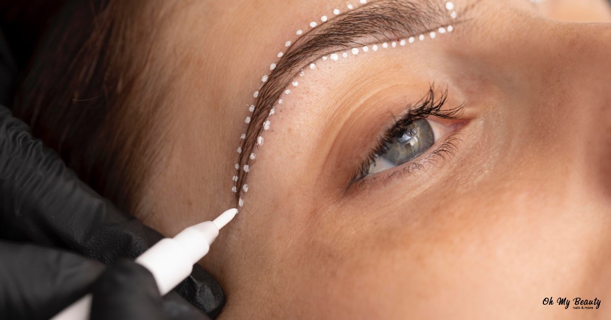 Brow Lamination Τιμές: Ο Απόλυτος Οδηγός Κόστους για Τέλεια Φρύδια Κοντινό πλάνο ενός φρυδιού με λευκές τελείες να σηματοδοτούν το περίγραμμα για διαμόρφωση, από ειδικό.