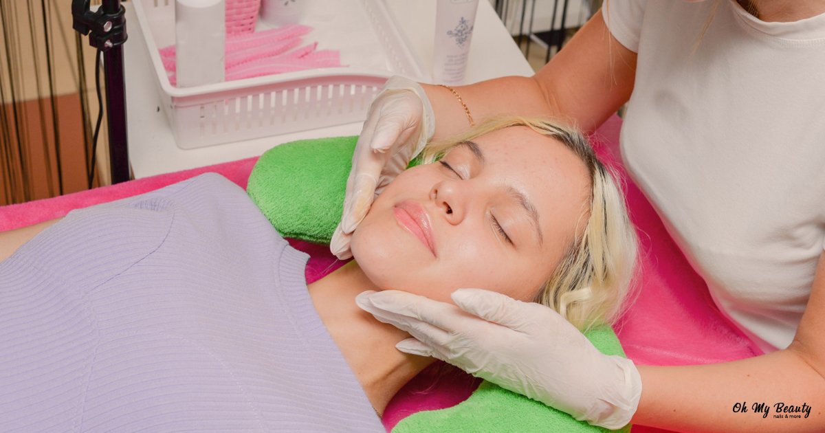 Καθαρισμός Προσώπου: Ο Απόλυτος Οδηγός για Λαμπερή Επιδερμίδα image